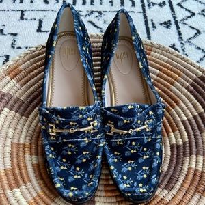 New Cabi 9M Carnaby loafers velvet navy floral. New without tags.